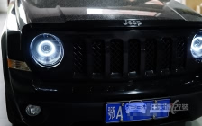 Jeep自由客原车大灯改装欧标Q5双光透镜、飞利浦XV 4800K 氙气灯泡、光导天使眼